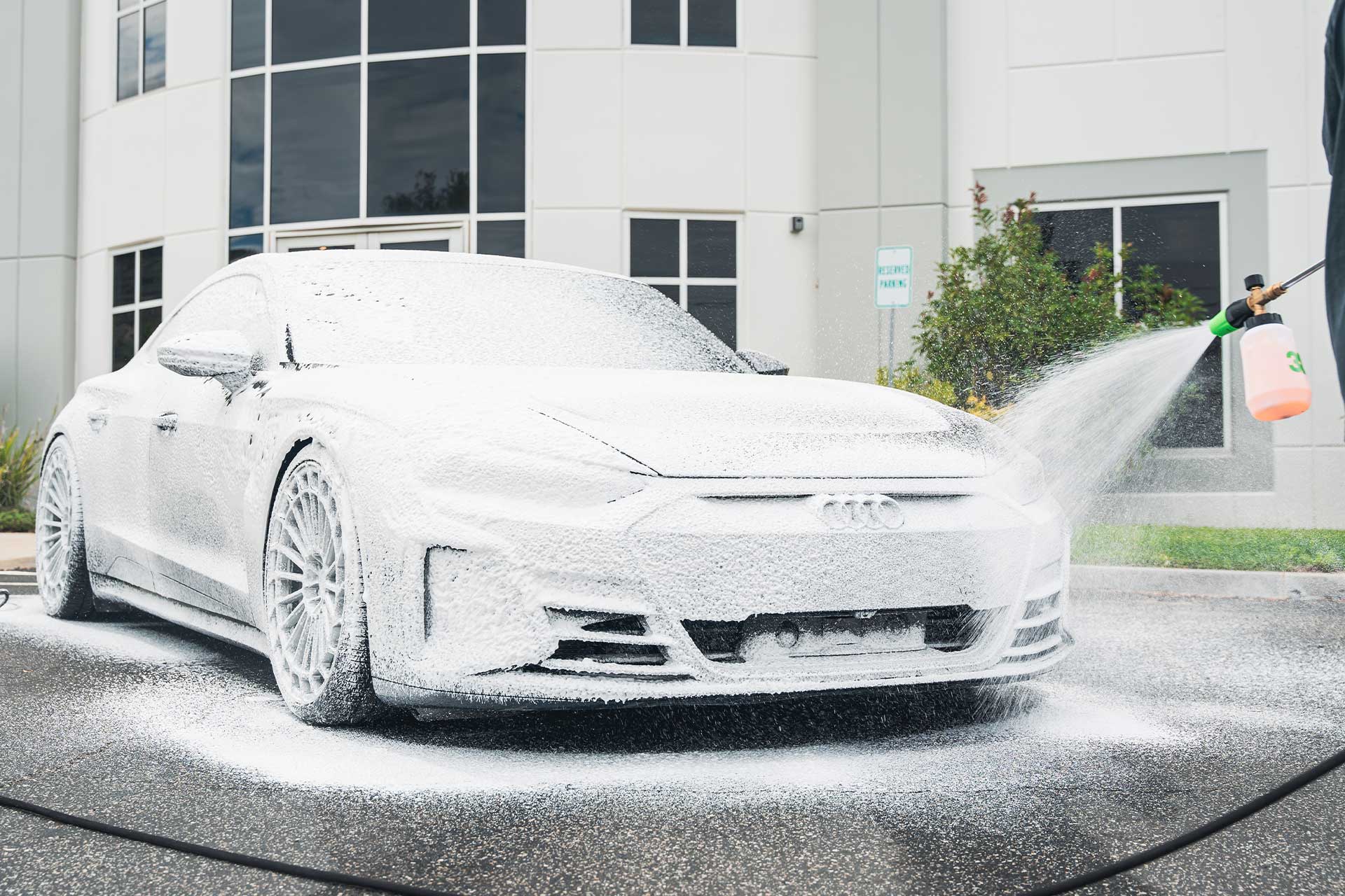 3D exterior detailing flokkamynd með bílaþvotta- og ytra byrðisvörum